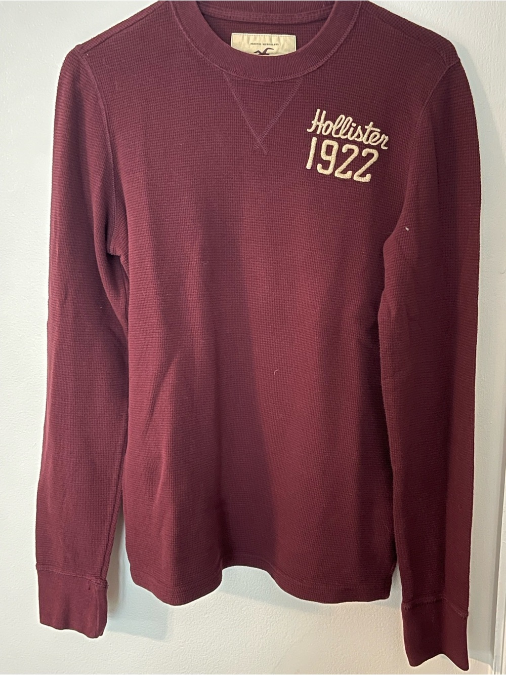 Hollister Men's Burgundy Waffle Crewneck Sweatshirt with 1922 Patch